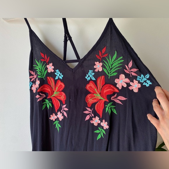 Black strappy floral embroidery asymmetric hem top - Picture 7 of 14
